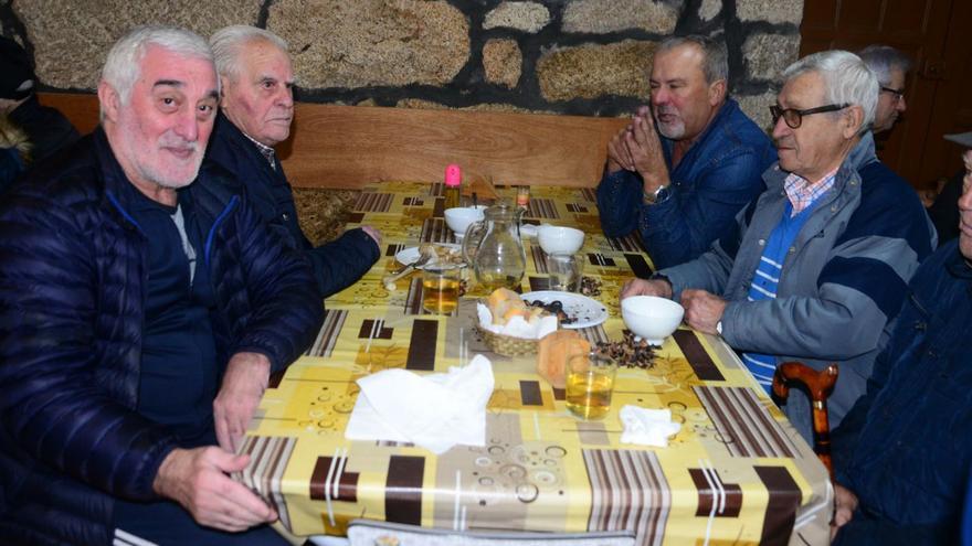 Los moañeses llenan sus furanchos y hoy celebran el día grande bajo amenaza de lluvia