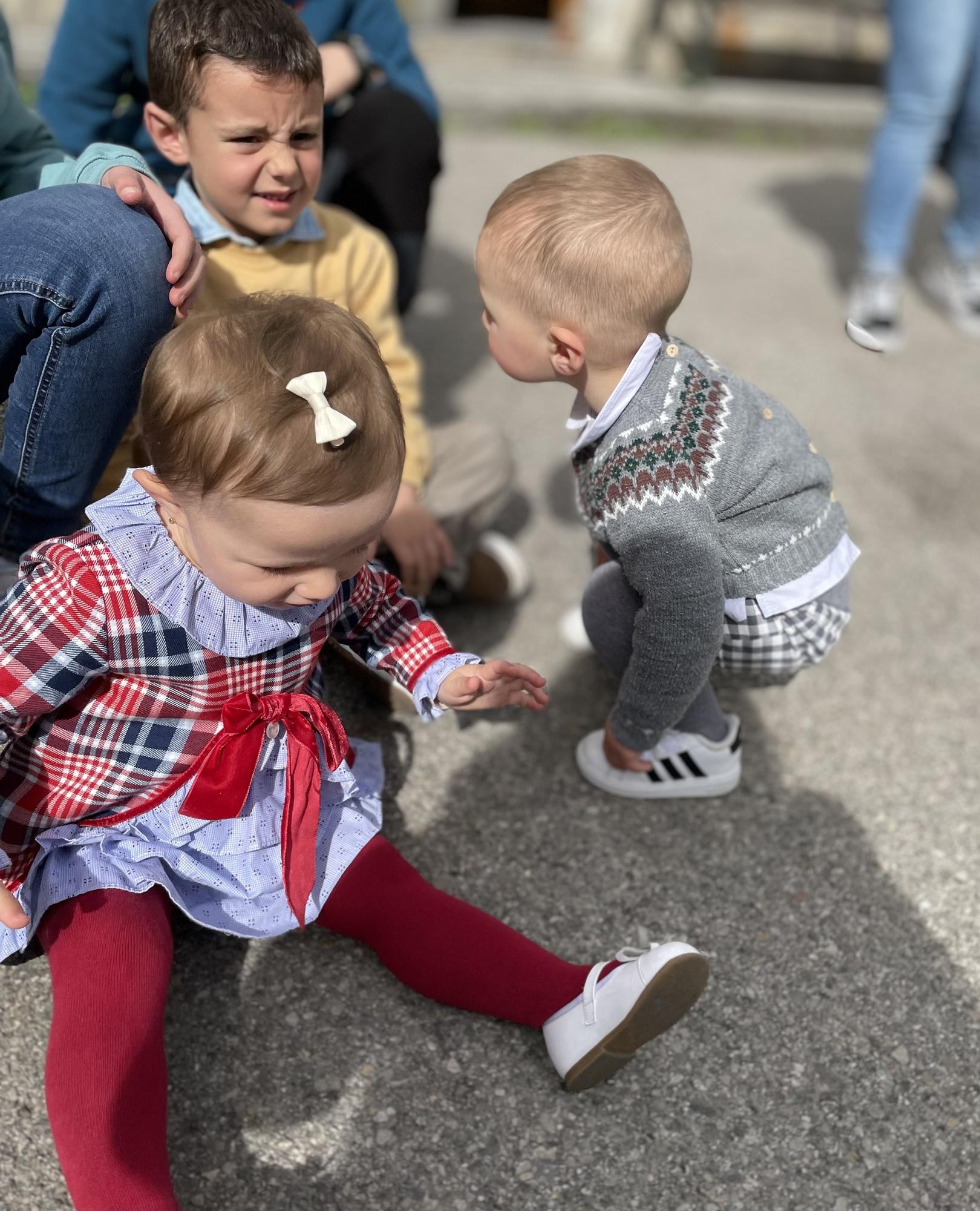 Naiara Mejido jugando con Alejandro Rodríguez y Lucas Patino.