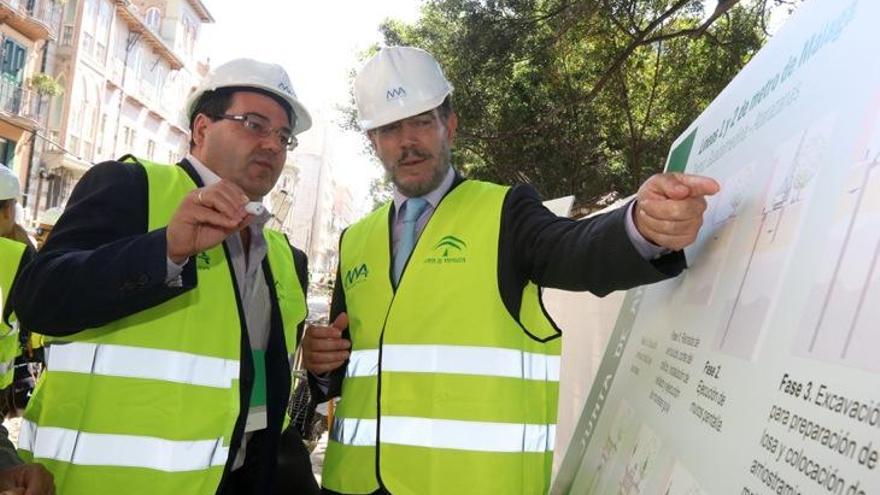 El consejero de Fomento, Felipe López, junto a Miguel Ángel García Cañizares, de la Agencia de la Obra Pública de la Junta de Andalucía.