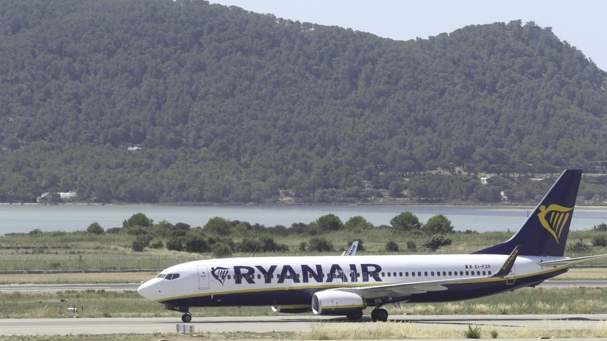 Avión de Ryanair en la pista del aeropuerto de Ibiza.