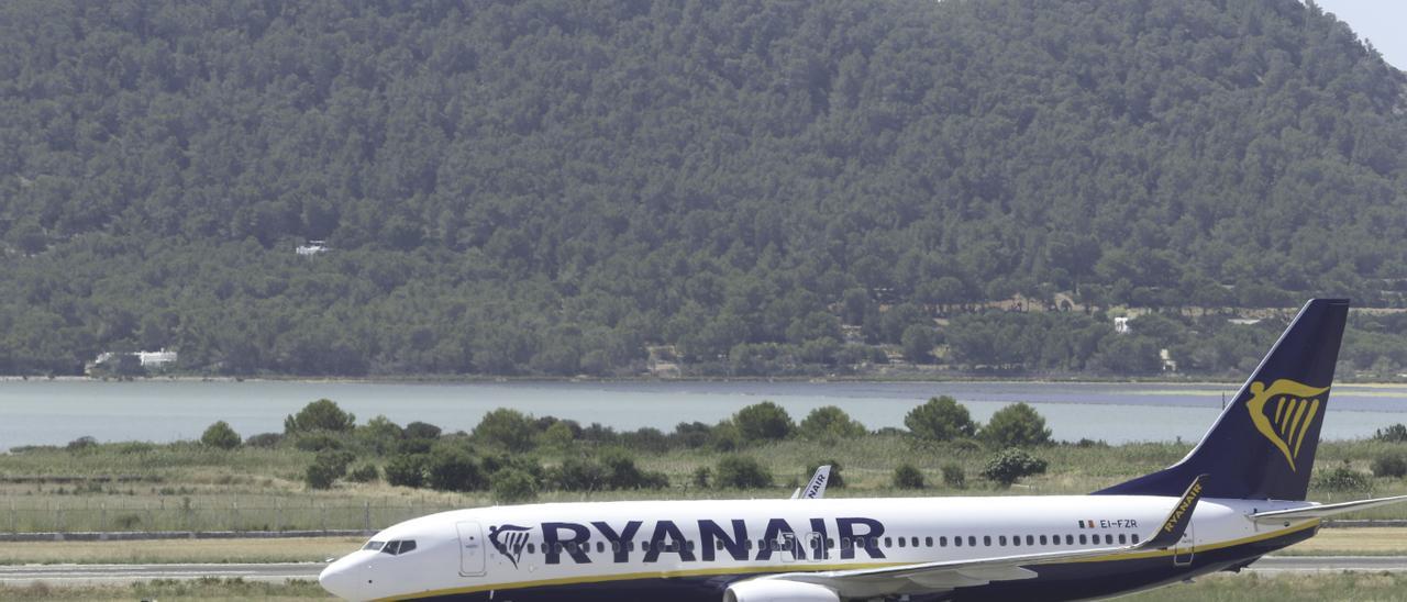 Avión de Ryanair en la pista del aeropuerto de Ibiza. J. A. Riera