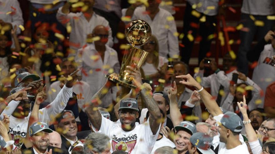 LeBron James celebra el triunfo.