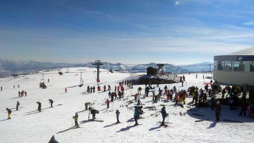 Esquiadores en la zona alta de la estación de Pajares.