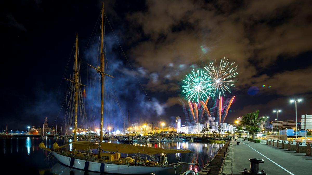 Fuegos artificiales para dale recibir al nuevo año en Santa Cruz de Tenerife.