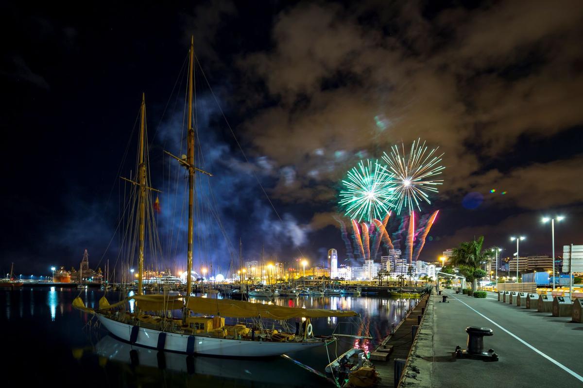 Fuegos artificiales para dale recibir al nuevo año en Santa Cruz de Tenerife.
