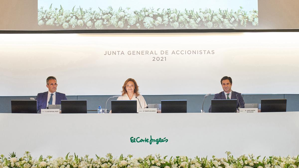 Víctor del Pozo, Marta Álvarez y José Ramón de Hoces en la junta de accionistas de El Corte Inglés.