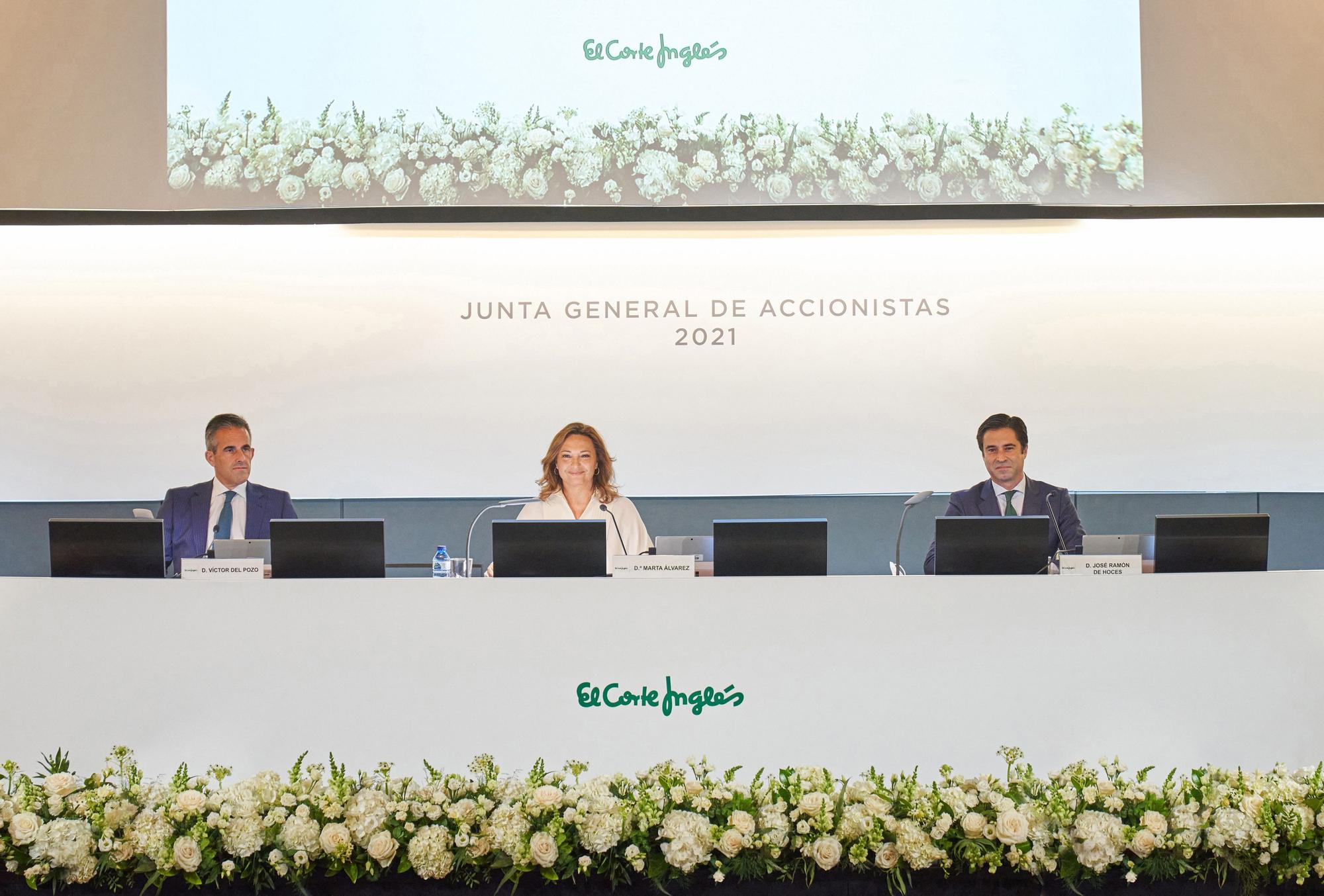 Víctor del Pozo, Marta Álvarez y José Ramón de Hoces en la junta de accionistas de El Corte Inglés.