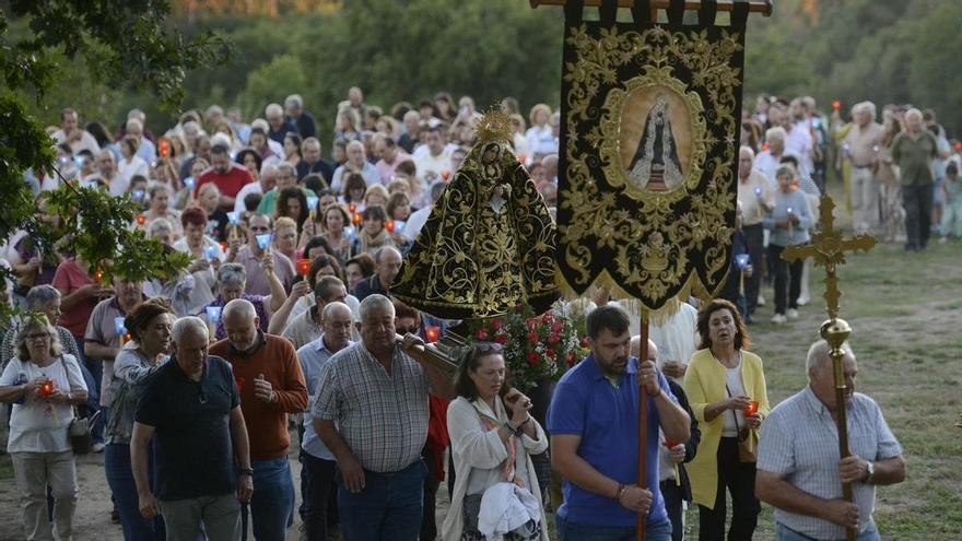 La Virgen de los Dolores procesiona con luz de antorchas en Montouto
