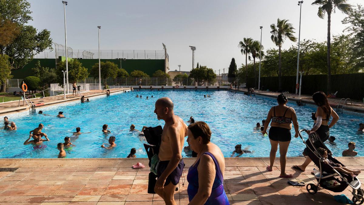 Una imagen reciente de la piscina municipal de Silla, gratuita por la ola de calor