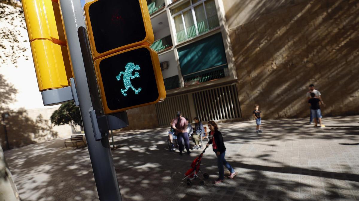 Mortadelo y Filemón ya dirigen el tráfico desde un semáforo en Barcelona