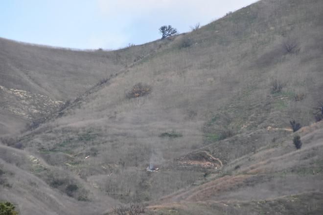 Restos del helicóptero accidentado en el que falleció el exbaloncetista Kobe Bryant, su hija de 13 años y 7 personas más, incluyendo el piloto, en cerros de Calabasas, California (Estados Unidos).