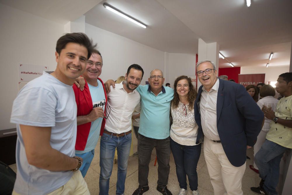 Los socialistas celebran la decisión de la Junta Electoral que les da la victoria en Vila.