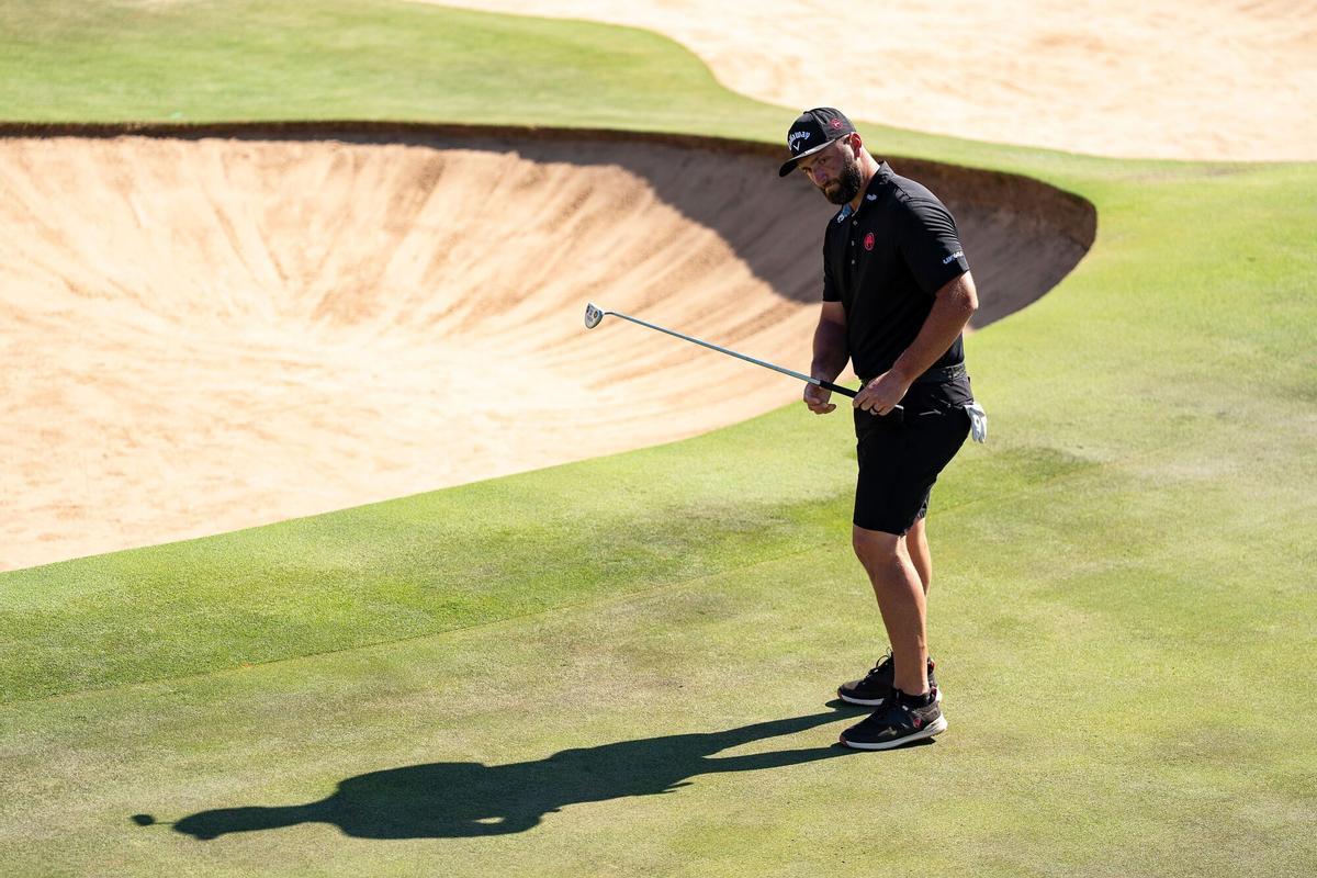 Rahm observa su putt en el hoyo 18 de Adelaida tras acabar en la segunda posición por segunda semana consecutiva