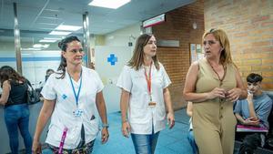De izquierda a derecha, Judith Isach, enfermera del CAP Sant Roc de Badalona; Ares Solanes, asesora genética del Institut Català dOncologia (ICO); y la paciente Mari Carmen.