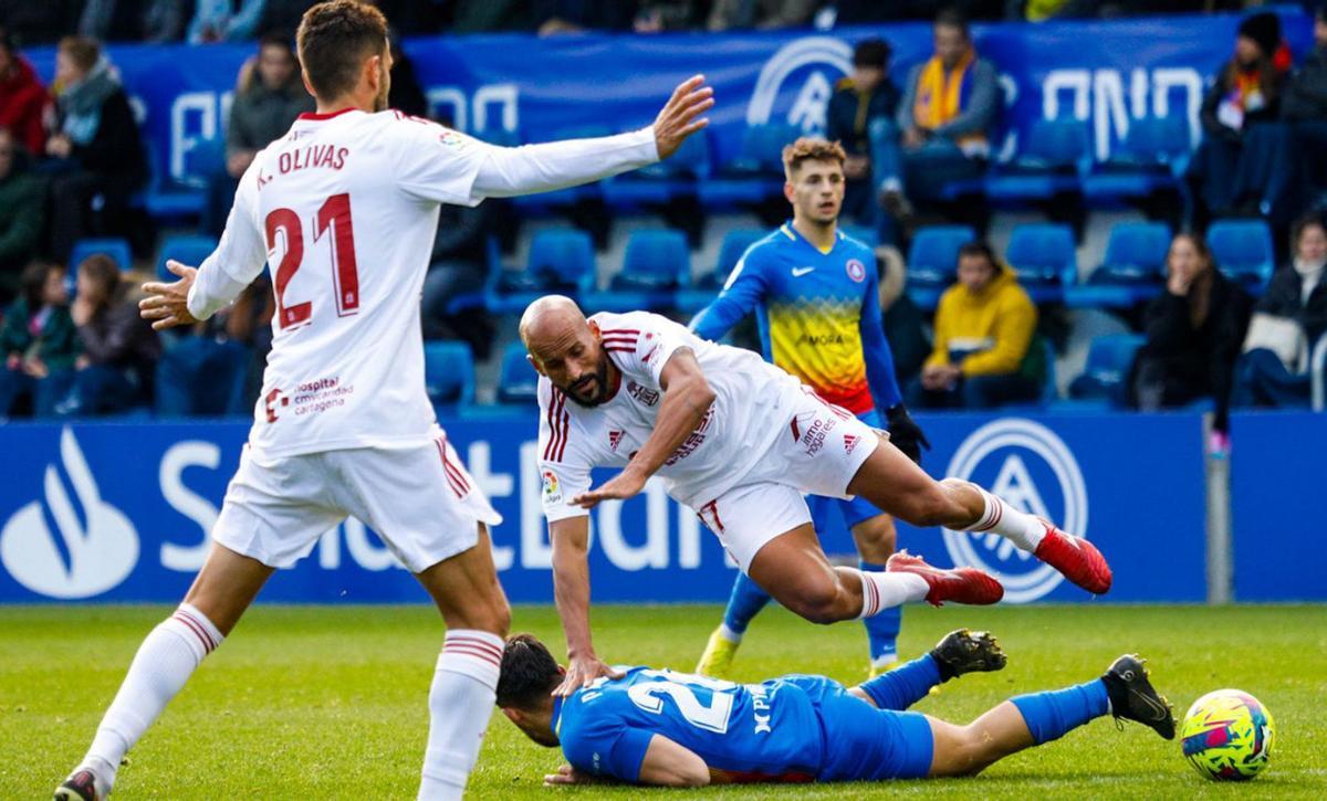 Mikel Rico cae al suelo en una acción del partido. | LOF