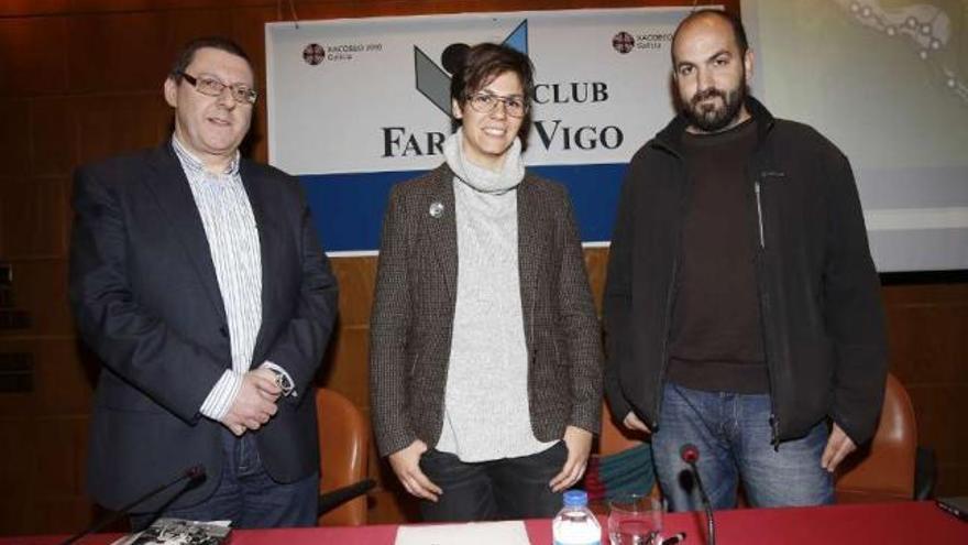 Los periodistas Emma Gascó y Martín Cúneo fueron presentados por Alberto Alonso (izda.).  // R.Grobas