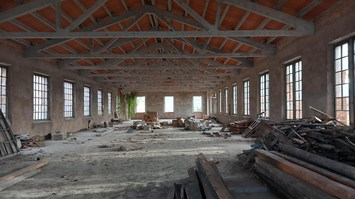 Interior d'una de les naus de l'antiga fàbrica Jorba de Calders