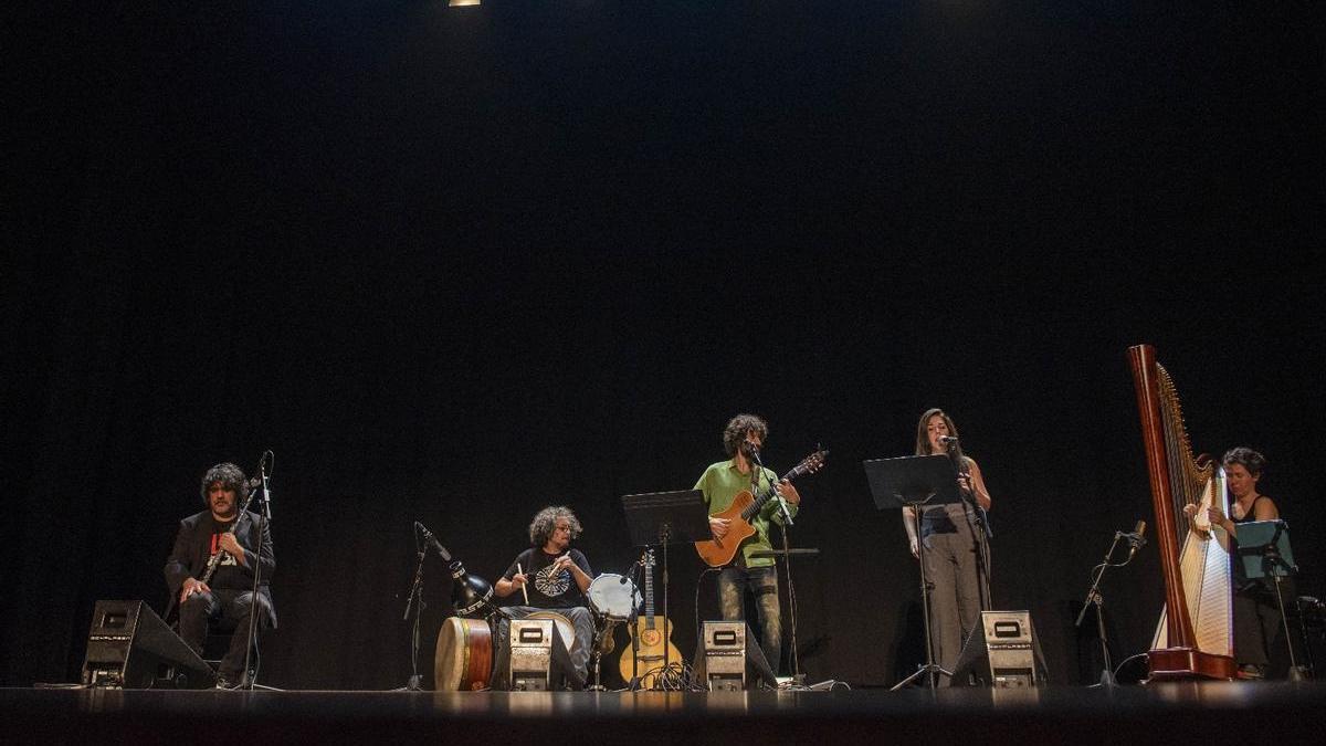 Actuación de Xoán Curiel nos XXIV Premios Opinión da Música de Raíz.