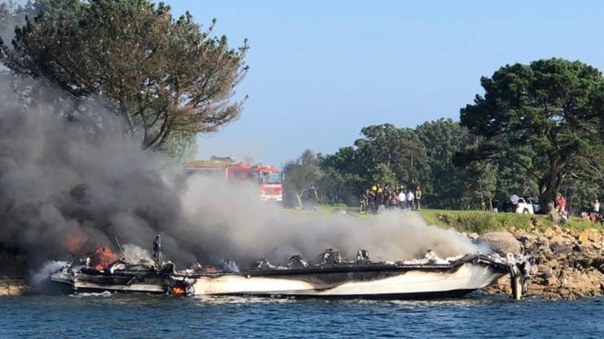 Arde un catamarán en O Grove| Operativo para extinguir las llamas