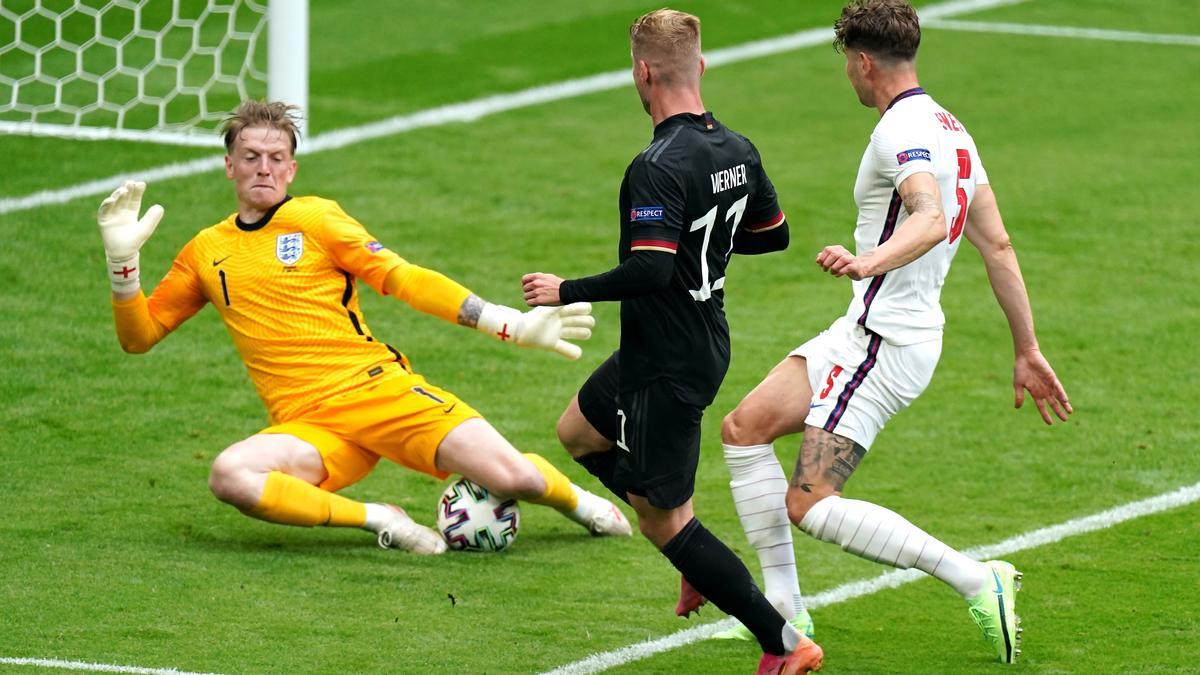 Pickford rechaza un remate de Werner en presencia de Stones.