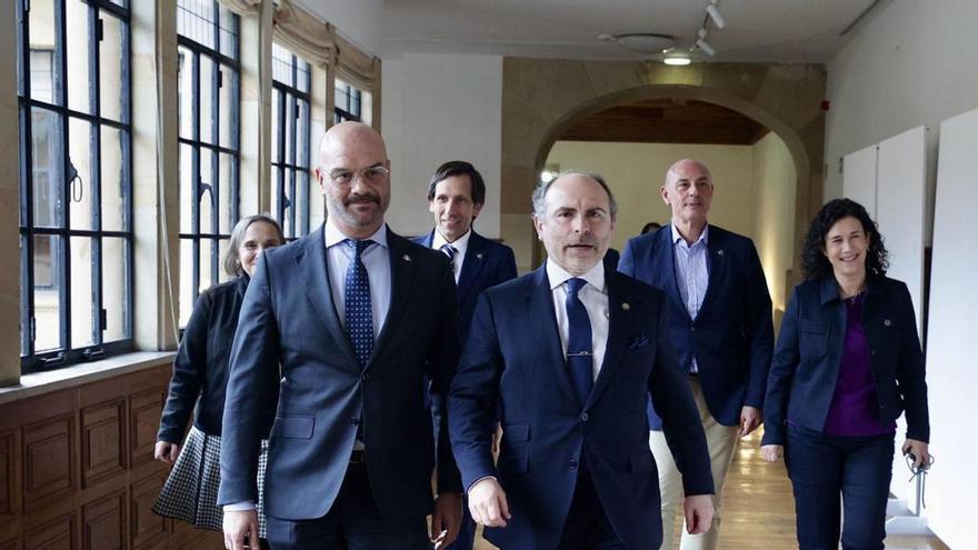 Ignacio Villaverde, en primer término, a la derecha, con Humberto Solla (vicerrector de Relaciones Internacionales) a su lado y el resto de su equipo detrás, este lunes, en el edificio histórico de la Universidad.