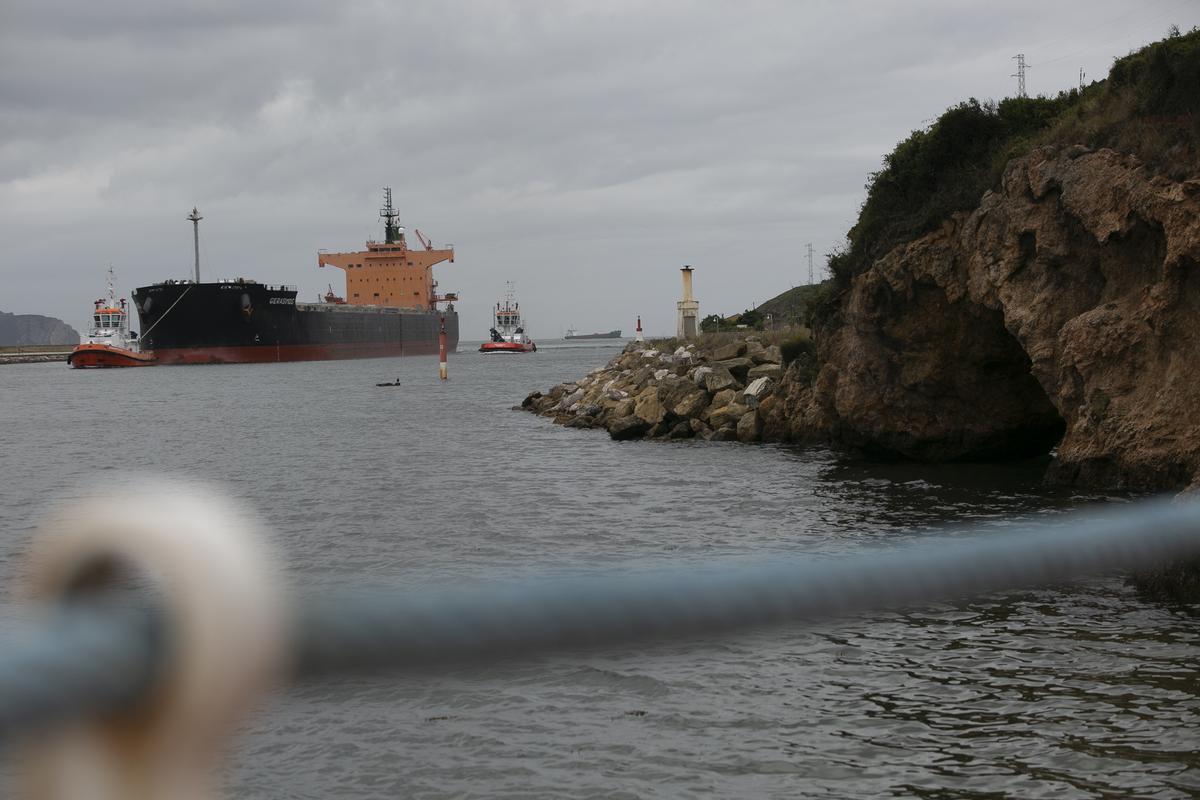 Un coloso en el Puerto de Avilés
