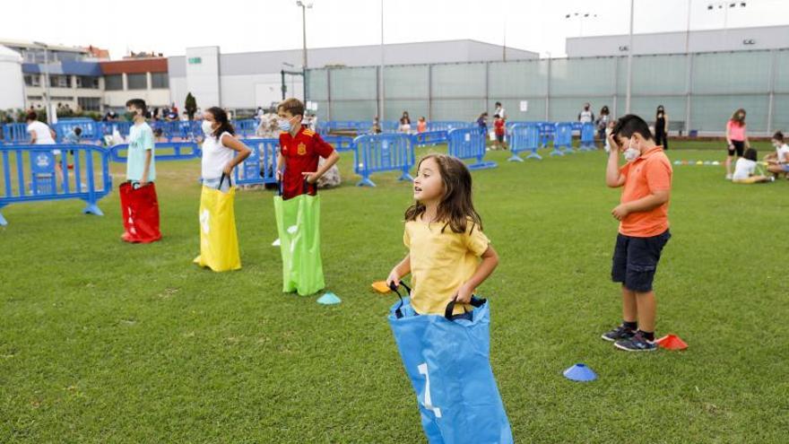 Carrera de sacos en uno de los prados del Club Santa Olaya, ayer, durante los Juegos tradicionales .| Marcos León