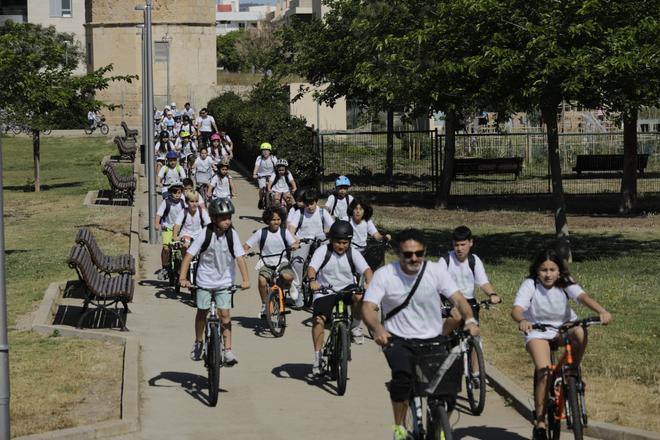 Los niños del Coll d'en Rabassa de Palma se suben a la 'bici' y se unen para gritar: "¡Queremos sentirnos seguros!"