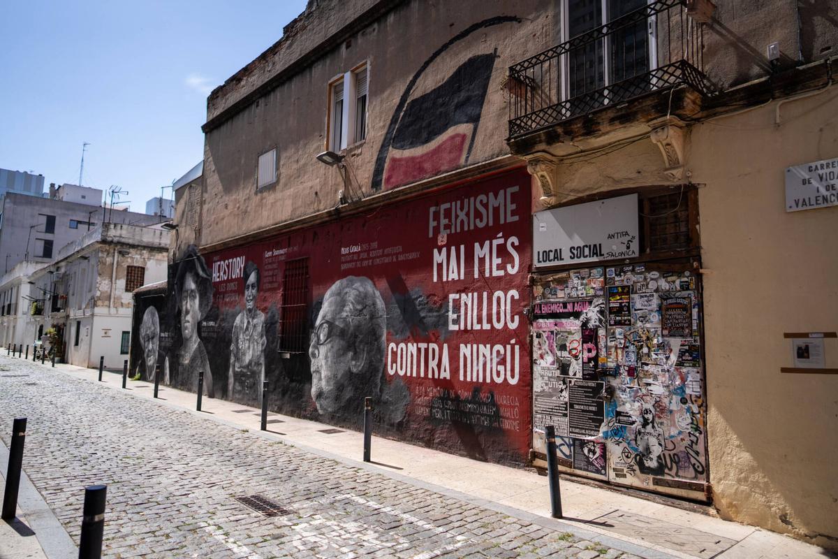 El mural 'Herstory' en el Poblenou, dedicado a Neus Català y otras tres mujeres referentes del antifascismo, después que su autor borrara personalmente las esvásticas con las que había sido vandalizado