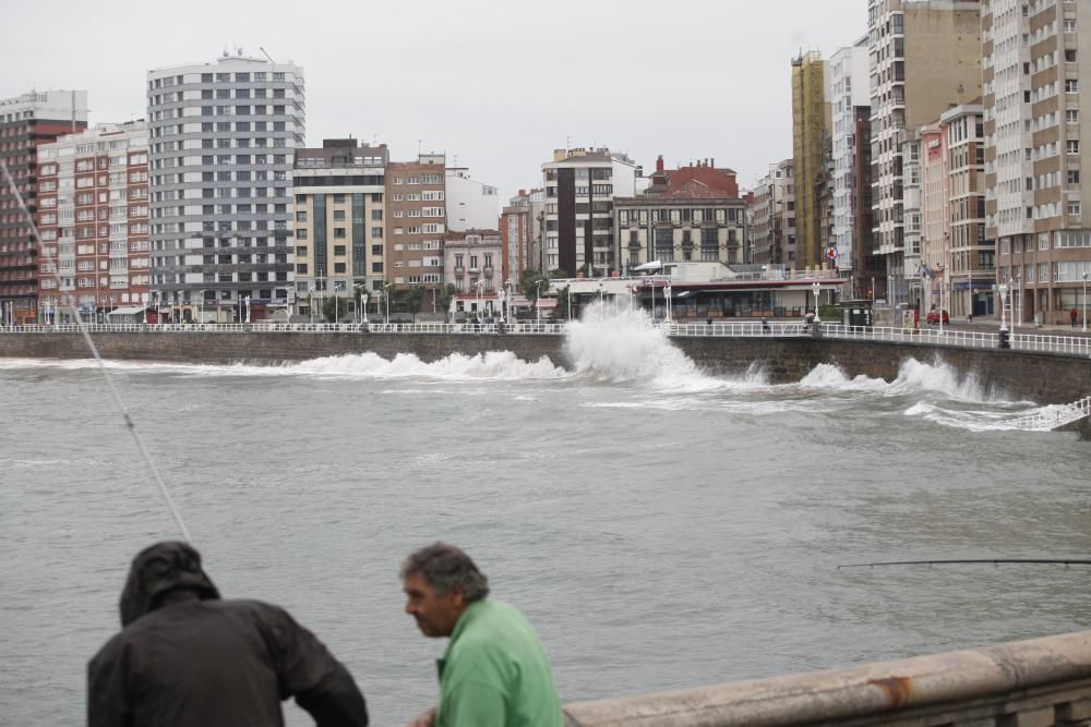 Jornada de oleaje en la costa asturiana