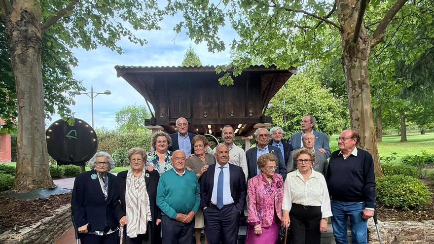 El colectivo de jubilados de El Berrón homenajea a doce socios nacidos en 1937 y 1938: "Aportan ejemplo, cariño y sabiduría"