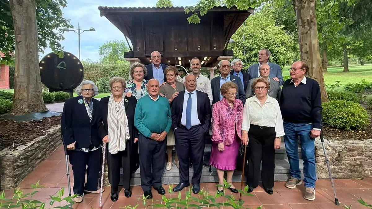 El colectivo de jubilados de El Berrón homenajea a doce socios nacidos en 1938 y 1939: "Aportan ejemplo, cariño y sabiduría"