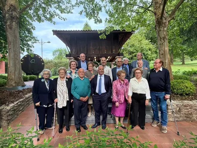 En imágenes: comida anual y reconocimiento de socios del Hogar del Jubilado de El Berrón.
