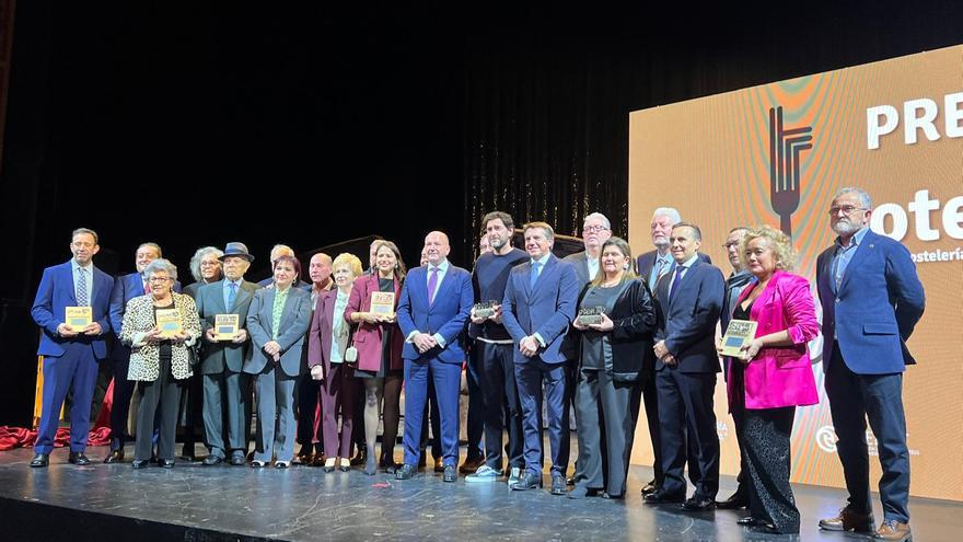 Otea nombra a Joaquín Pajarón y al grupo El Gaitero "embajadores" de la cultura asturiana en una gala marcada por la despedida de José Luis Álvarez Almeida
