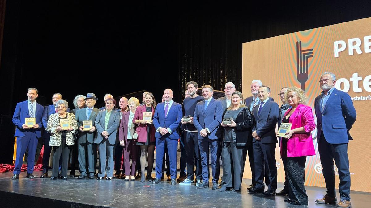 Otea nombra a Joaquín Pajarón y al grupo El Gaitero "embajadores" de la cultura asturiana en una gala marcada por la despedida de José Luis Álvarez Almeida