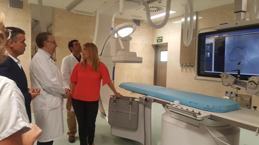 José Bernal, Torcuato Romero y Ana Isabel González visitan la nueva sala de hemodinámica.