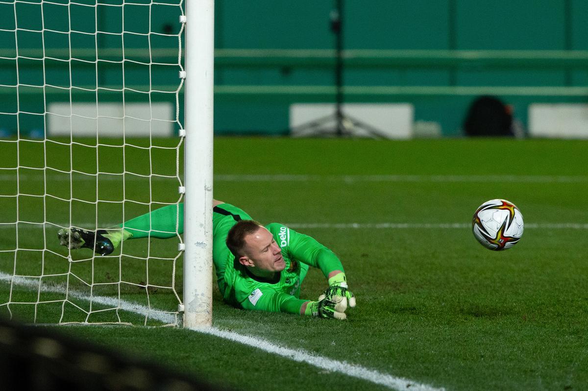 Ter Stegen para el primer penalti de la tanda de la Supercopa.