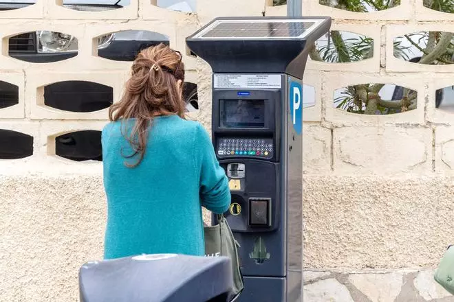 La zona azul de Benidorm vuelve a su precio inicial: la app ya no cobra de más