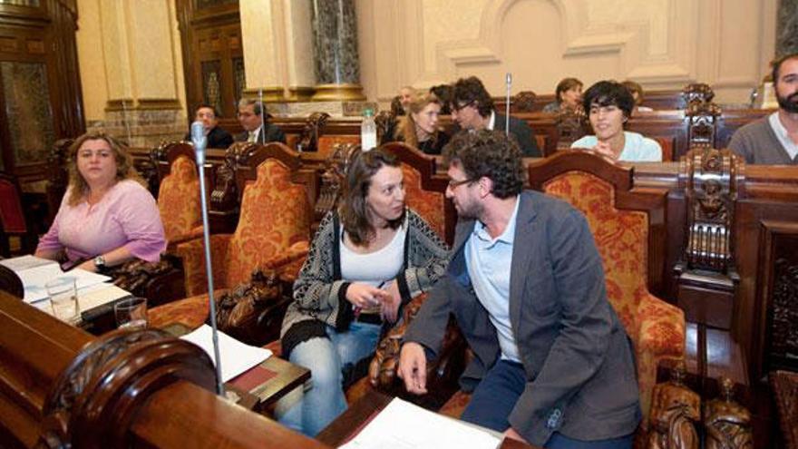 Ediles de Marea (delante) y PSOE (fondo), en el pleno del lunes.