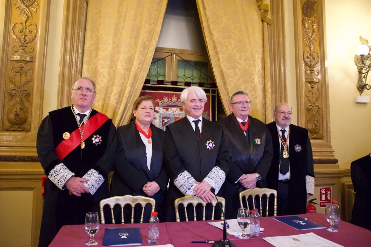 María Victoria García de la Cruz (2i) y a José María Sánchez Aroca (2d) reciben las Medallas al Mérito del Colegio de la Abogacía de Córdoba.