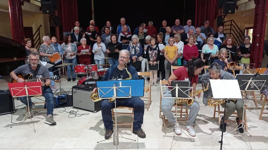 La Coral Polifónica de Llanera celebra su 35.º aniversario con antiguos miembros y la Big Band local como invitados