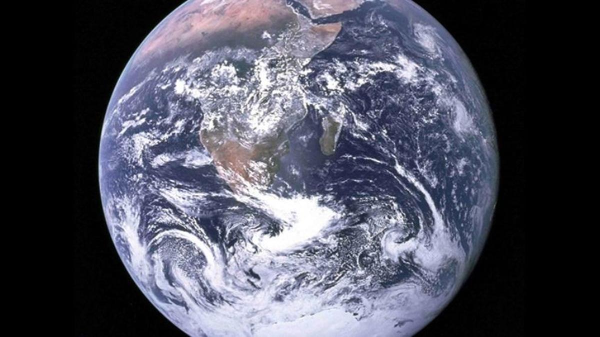 Los científicos pueden haber descubierto por qué el brillo de la Tierra es igual en ambos hemisferios.