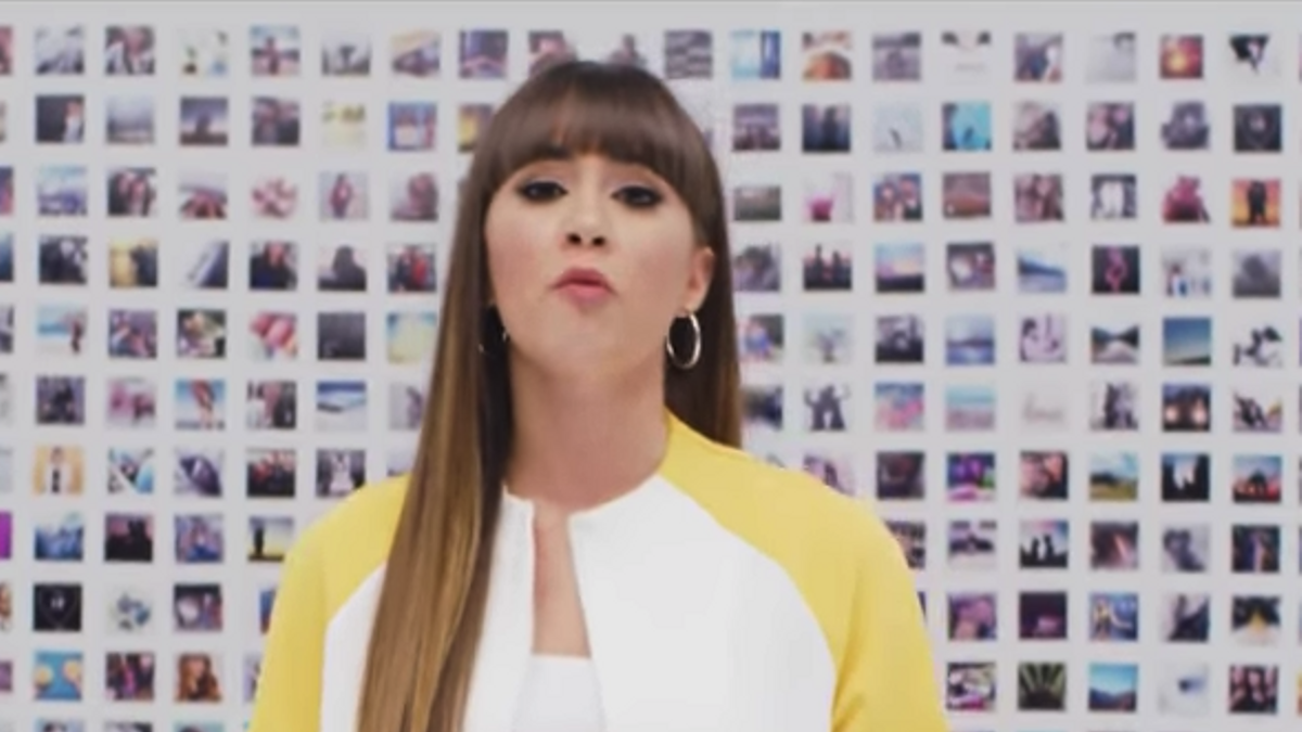 Aitana con chaqueta blanca y amarilla de Stradivarius en su clip Teléfono