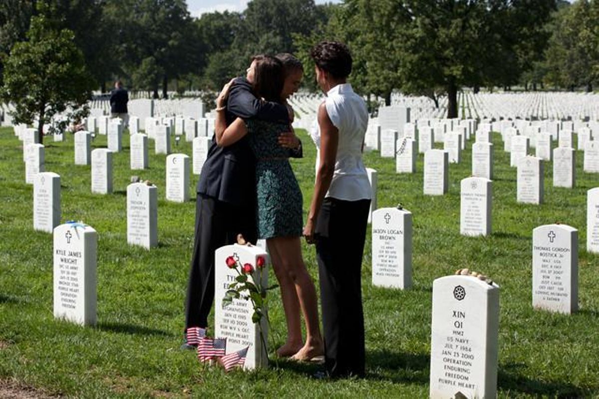 El president abraça una dona que ha perdut un familiar a l’Afganistan al cementiri d’Arlington el 10 de setembre passat.
