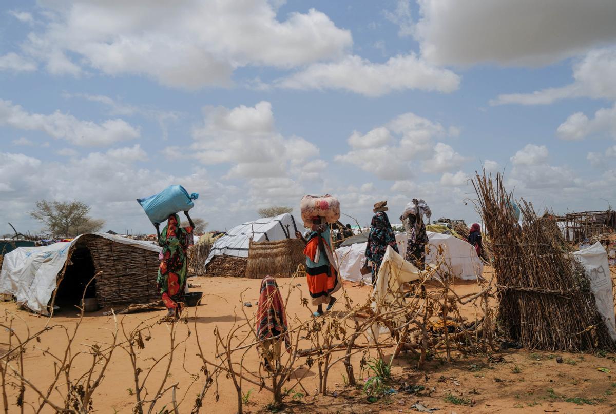 Varias personas desplazadas en la región de Darfur (Sudán).