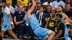 John Konchar hace un mate para los Grizzlies en el quinto partido de la semifinal