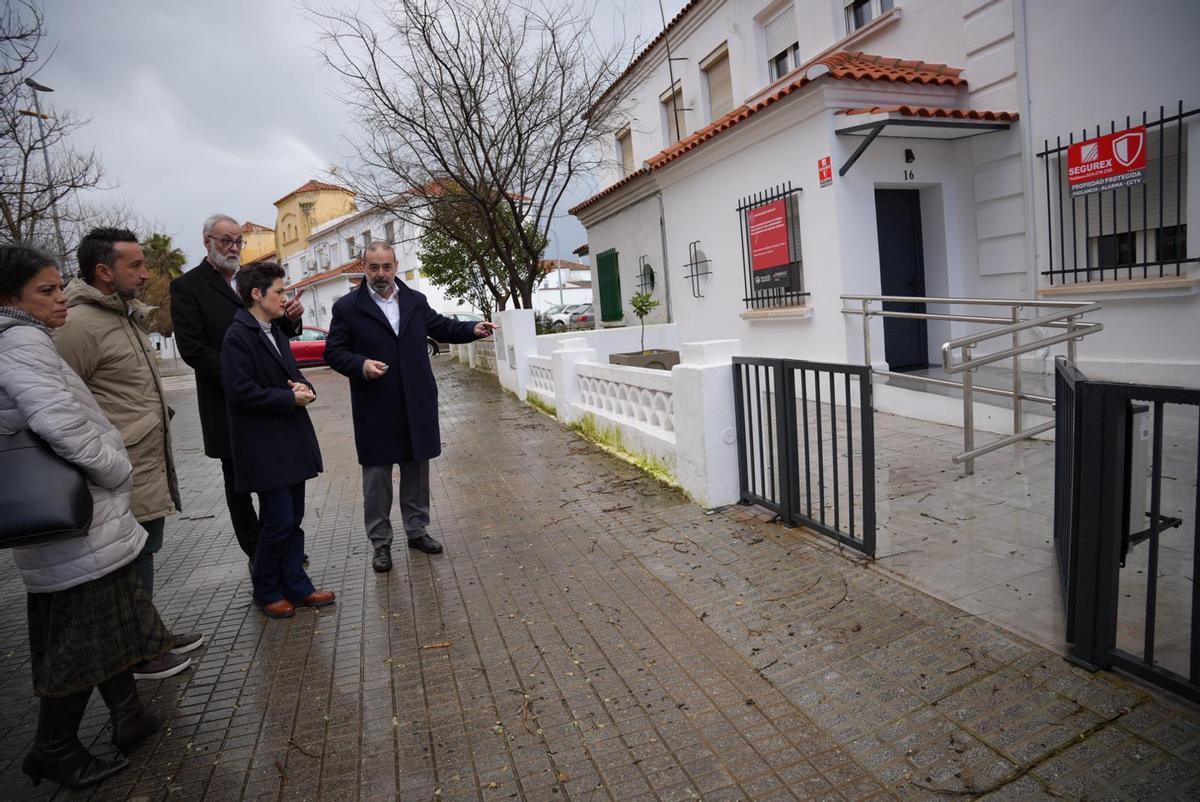 La presidenta de la Diputación de Badajoz, Raquel del Puerto, visita la nueva residencia de apoyo extenso de Aspace en Badajoz.