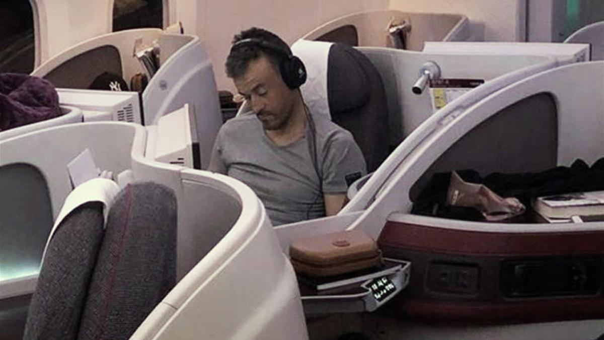 lLuis Enrique, el lunes pasado,  en un asiento de clase VIP'S del vuelo QR-146, Barcelona-Doha (Catar).