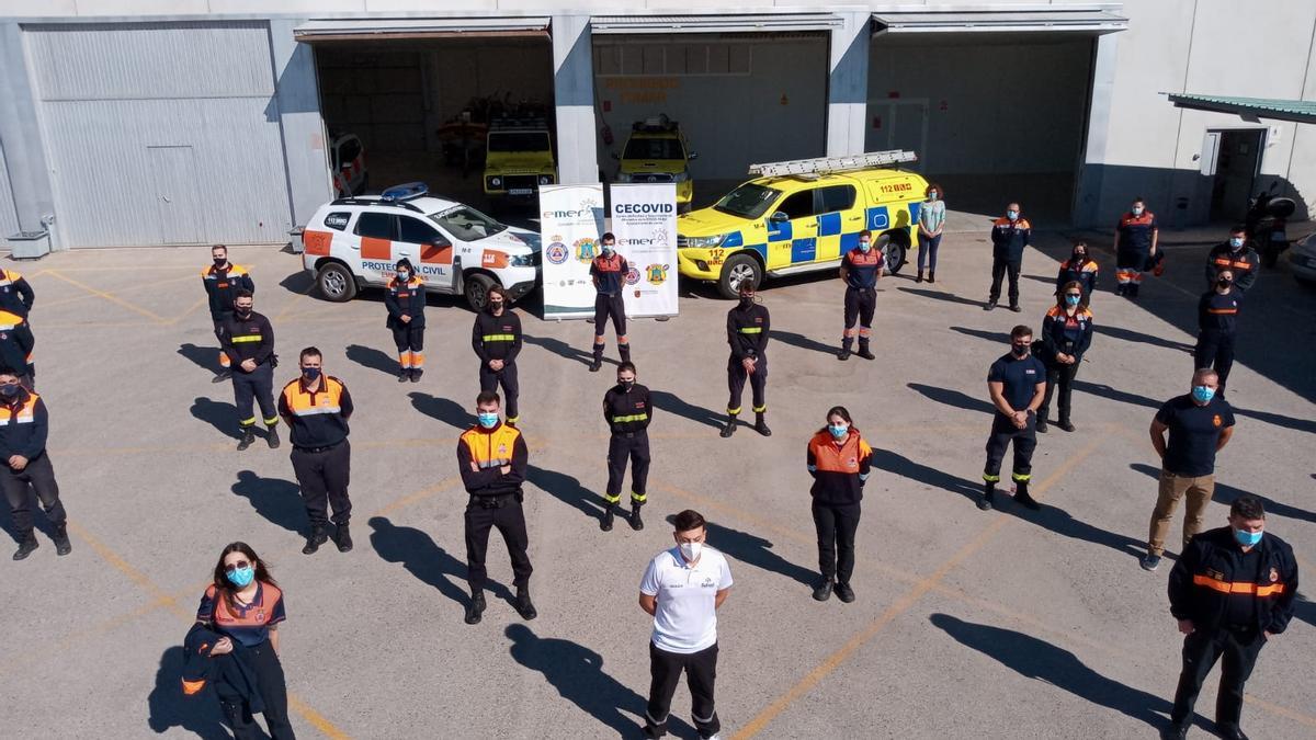 Profesionales y voluntarios de Protección Civil a las puertas del Centro de Emergencias.