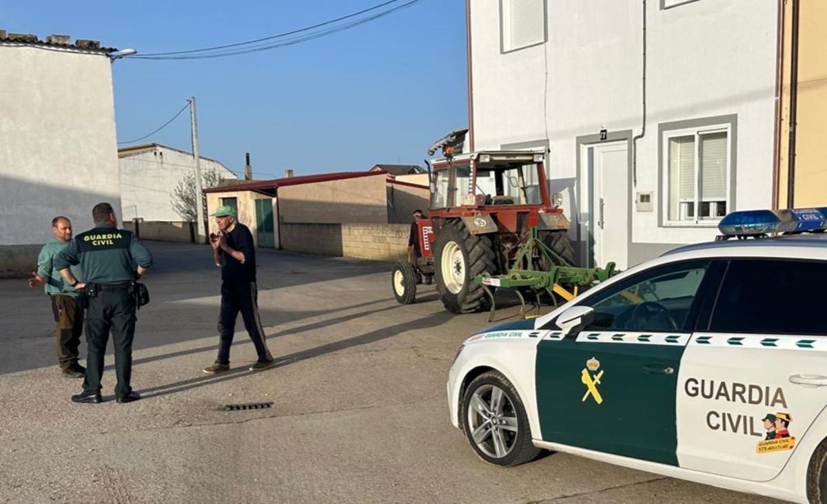 La Guardia Civil en Abraveses de Tera para recopilar información sobre el desaparecido